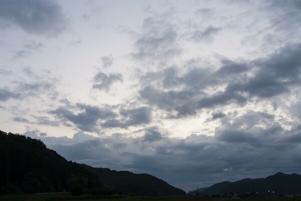 夕空は雲が多い