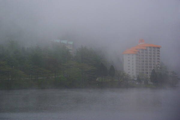 霧の榛名湖畔