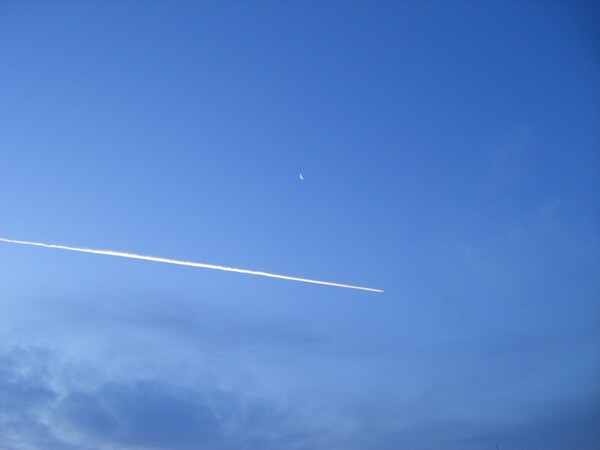 飛行機雲と三日月