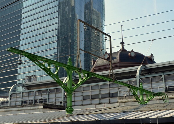 東京駅の大正時代の架線柱と復元ドーム駅舎