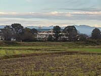 水田の奥に見える閉校した校舎