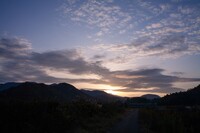山の稜線からの朝日の出直前。