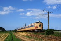 夏空　と　国鉄色の列車