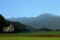 朝日射す洋館と駒ケ岳