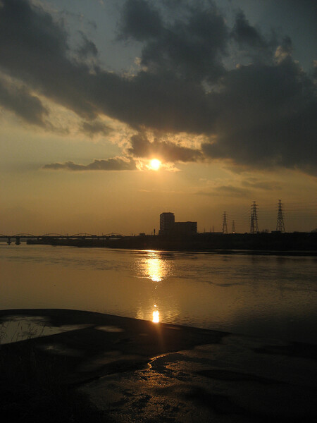 淀川の夕鏡静かに