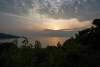 雲の多い日本海の夕焼け。