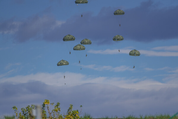 落下傘、地上へ