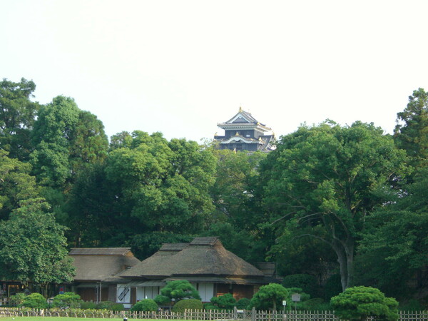 岡山城と後楽園の風景
