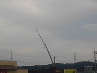 クレーンと曇り空