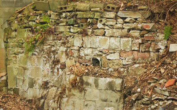 瓦礫の壁