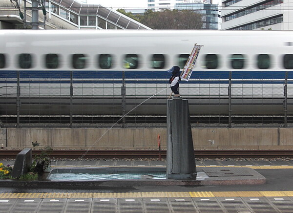 松町駅ホームの風景