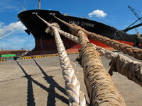 貨物船と舫（もや）い綱
