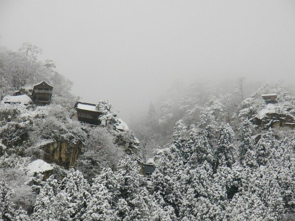 雪の山寺