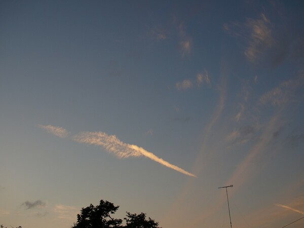 飛行機雲が・・