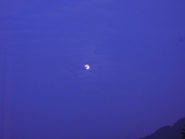 霞んだ【空】の月