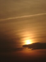 ●飛行機雲が走る夕空