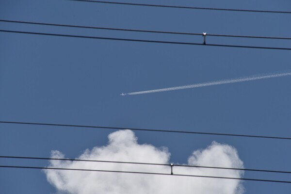 鉄道の架線と飛行機雲