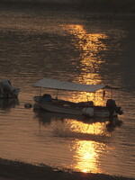 「光」朝の川面と小船