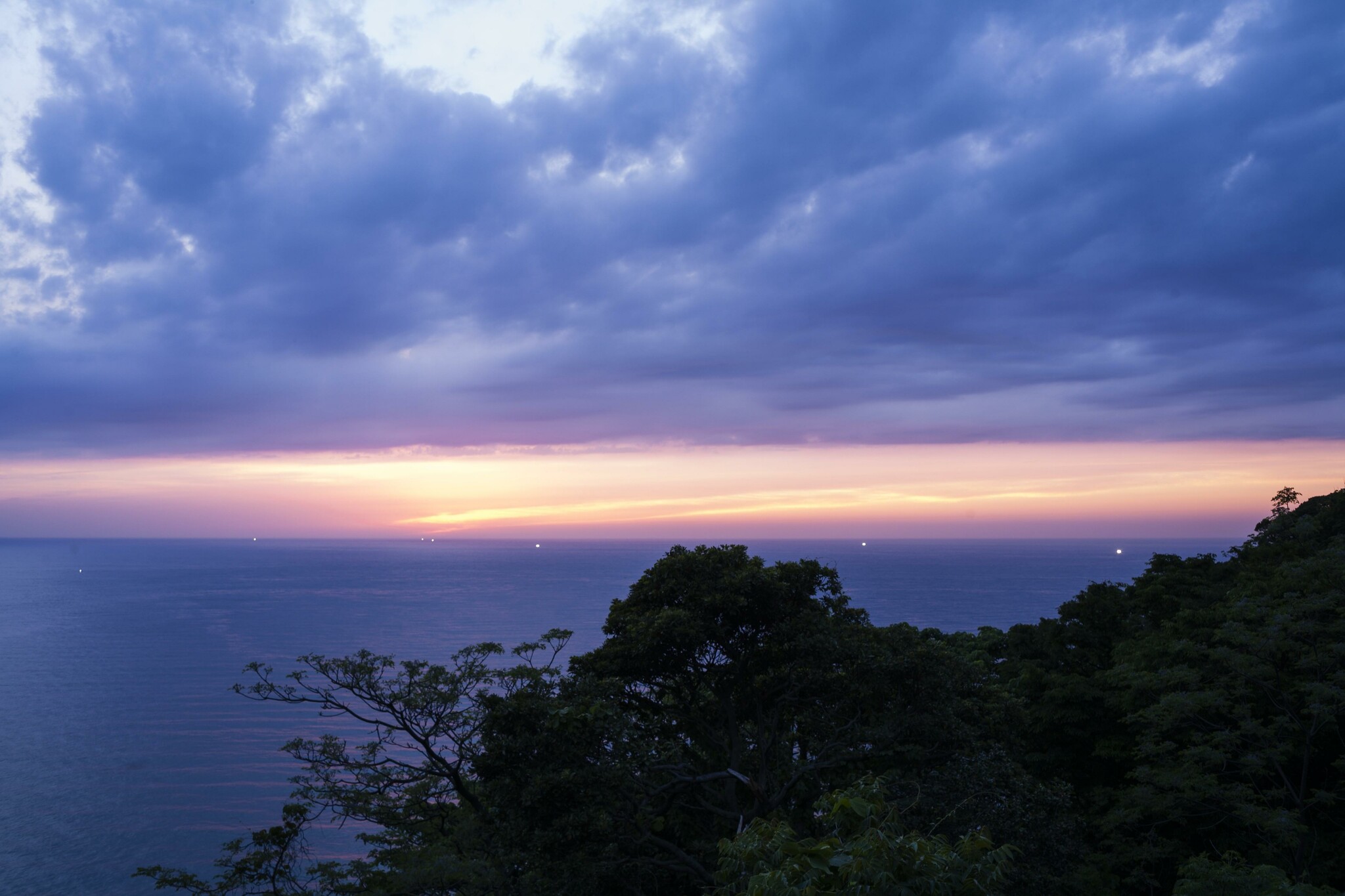 水平線に日没