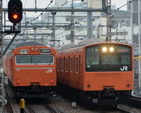 雪の降る大阪環状線103系と201系の並び