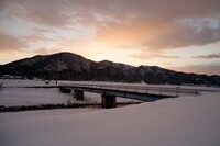 大雪の中の夕焼け。