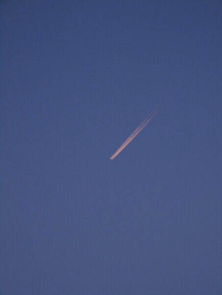 夕焼けの飛行機雲