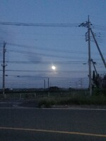 ぼんやりと見える月～夕方の道路より