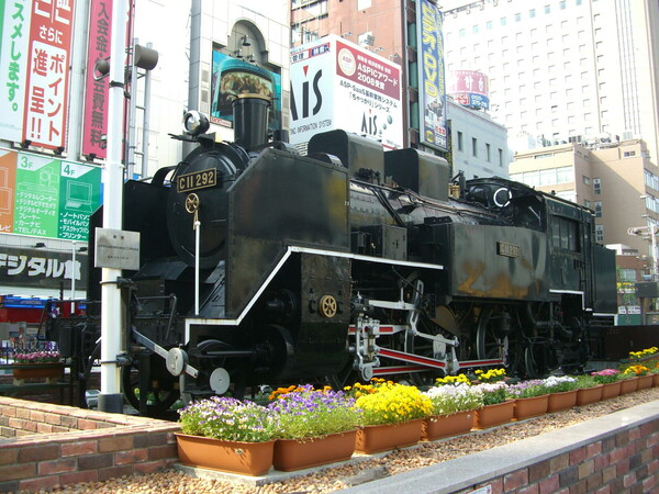新橋駅前の汽笛が鳴る蒸気機関車
