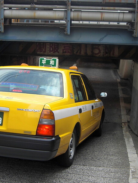 低いガードとタクシーの行燈