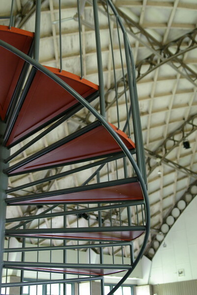 赤い螺旋階段