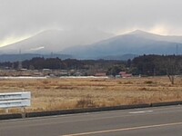 霧がかかる山