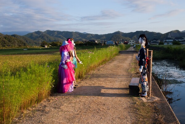 アベックの案山子と浴衣の案山子。