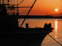 朝日と漁船