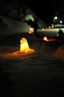 雪燈籠と人影