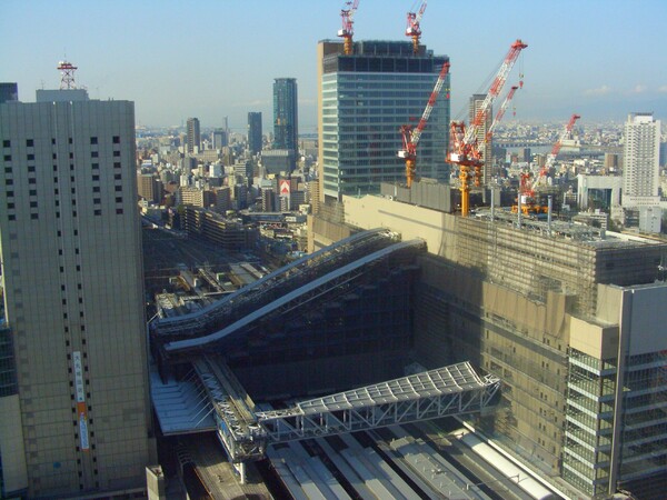 上から眺める大阪駅