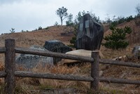 武郎晶子の石碑と砂丘・・。