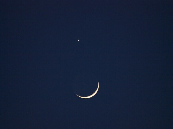 月と金星がランデブー^^;
