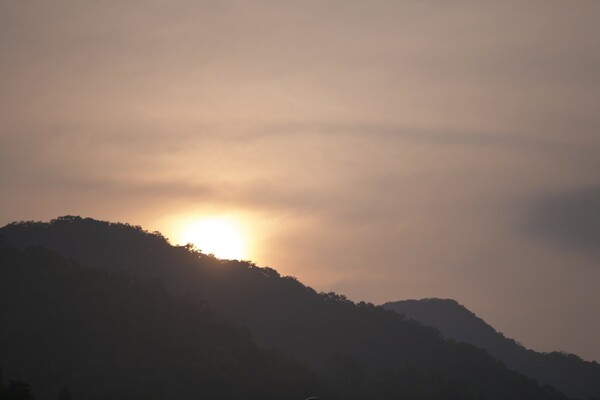 稜線からの朝日の出