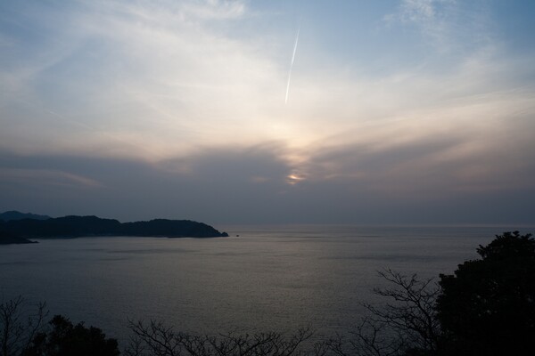 日本海への日の入り。