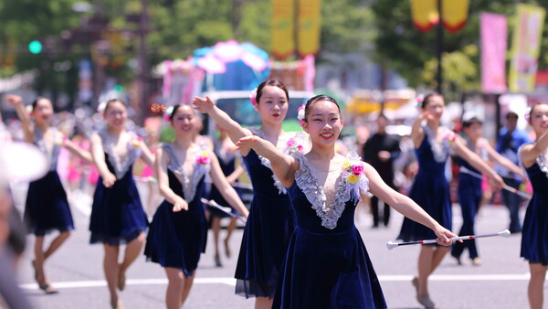 広島フラワーフェスティバル・パレードの華バトントワラー