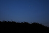 土手上の細月と明けの明星