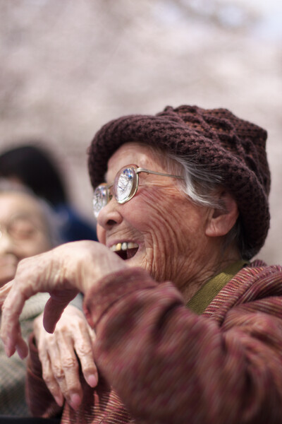 【フリー】お花見を楽しむ100歳のおばあちゃん