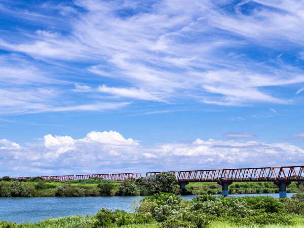 【夏】赤い鉄橋と白い雲の風景 