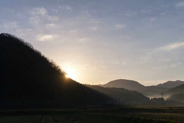 山の稜線からの朝日の出！