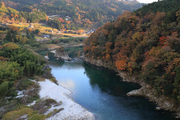 木曽川の乙姫岩　