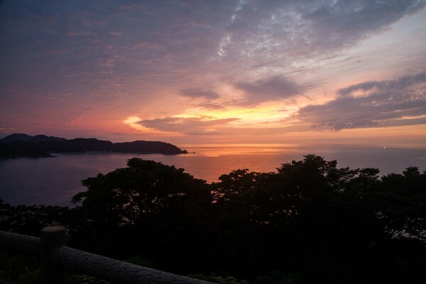 日本海の日没前。