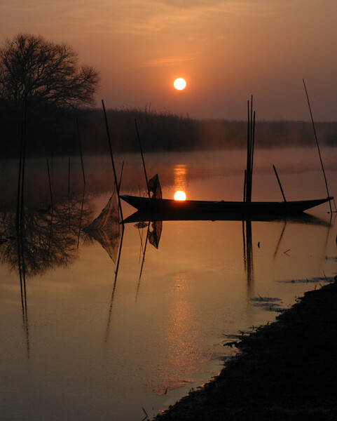 小舟から昇る太陽