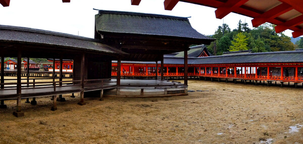 厳島神社にて