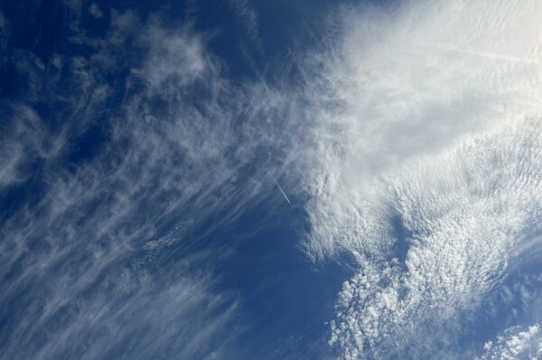 秋雲と飛行機雲