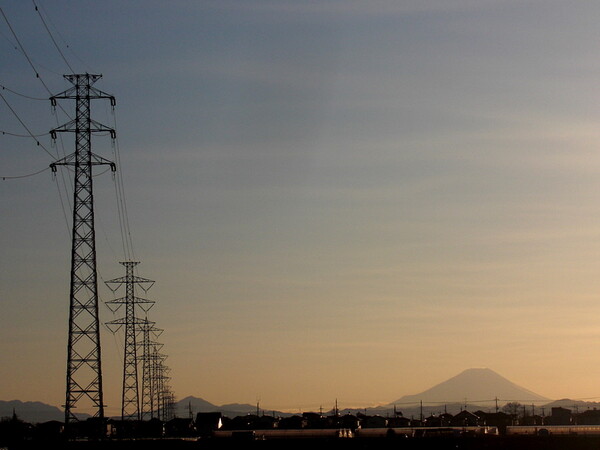 富士山と高圧線鉄塔
